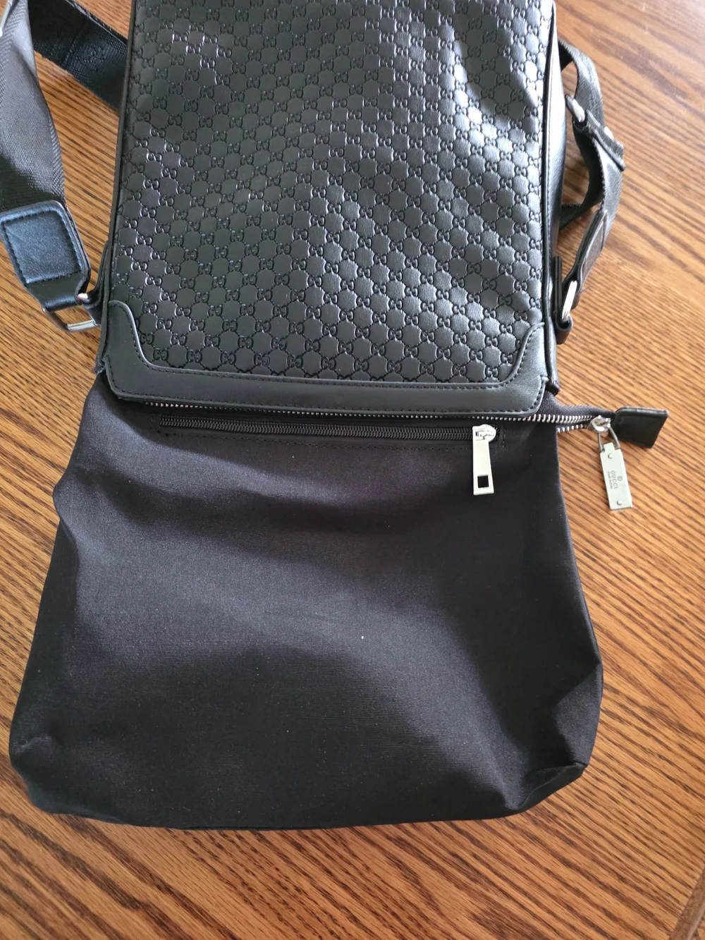 Gucci Black Embossed Leather Crossbody Bag EUC Messenger Adj Strap Italy Silver